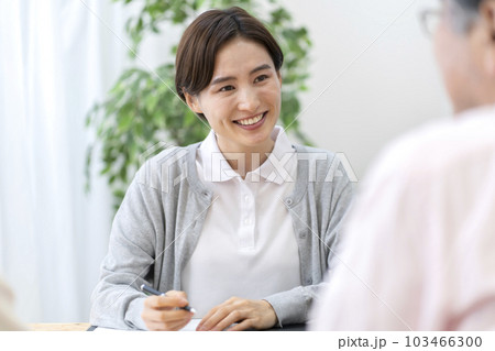 介護保険認定調査するケアマネージャー　介護支援専門員 103466300