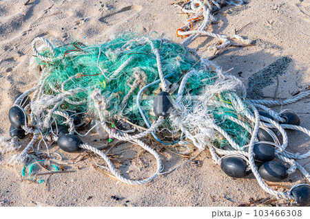 砂浜に打ち上げられた漁網の残骸（海洋汚染イメージ） 103466308