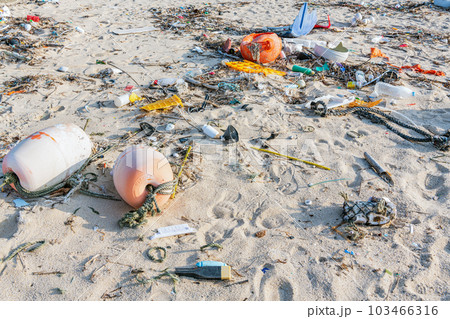 砂浜に打ち上げられた無数の漂流ゴミ（環境汚染イメージ） 103466316