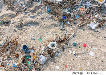 細かく砕かれマイクロプラスチック化するプラスチック（環境汚染イメージ） 103466320