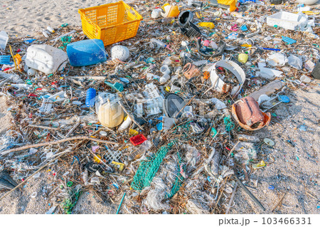 砂浜に打ち上げられた無数の漂流ゴミ（環境汚染イメージ） 103466331