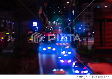 夜のミニチュア風の初台交差点周辺の山手通り 103466377