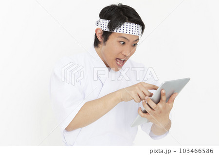 タブレットPCを操作する板前 タブレットPCを操作する板前 103466586