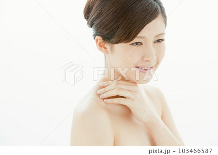 肩に手を置く女性 肩に手を置く女性 103466587