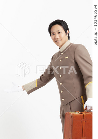 荷物を運ぶホテルマン 103466594