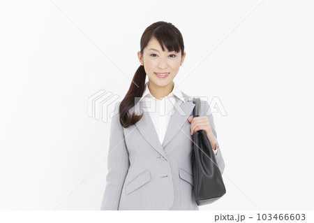 かばんを持ったスーツ姿のビジネスウーマン 103466603