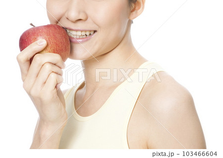 りんごを食べる女性 りんごを食べる女性 103466604