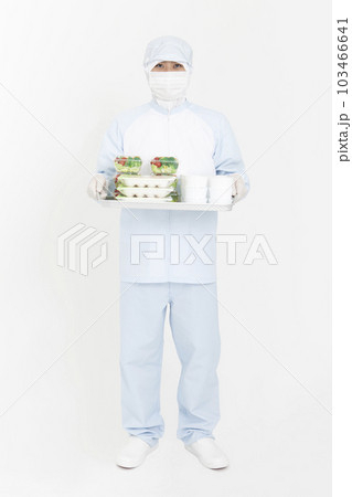 食品を持った防護服姿の男性 103466641