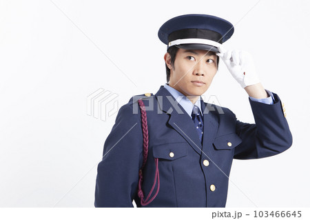 制服姿の男性警備員 制服姿の男性警備員 103466645
