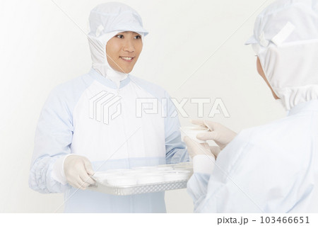 食品を持つ防護服姿の男女 103466651
