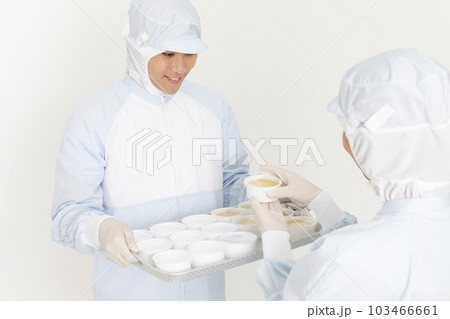 食品を持つ防護服姿の男女 食品を持つ防護服姿の男女 103466661