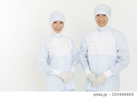 防護服を着た男女 103466669