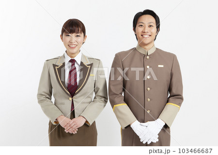 制服姿の男性と女性のポートレート 103466687