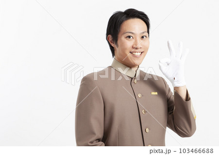 オッケーを出す制服姿の男性 103466688