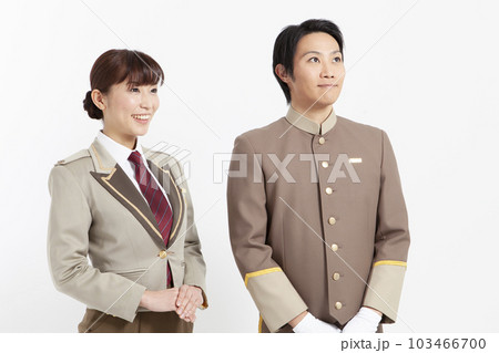 制服姿の男性と女性のポートレート 制服姿の男性と女性のポートレート 103466700