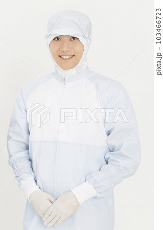 防護服姿の男性のポートレート 103466723