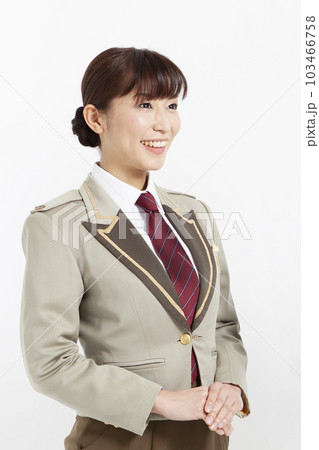 制服姿の女性のポートレート 制服姿の女性のポートレート 103466758