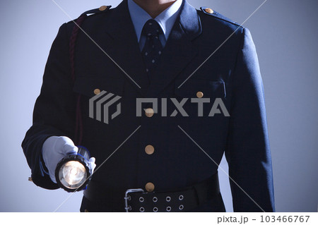 懐中電灯を持った警備員 103466767
