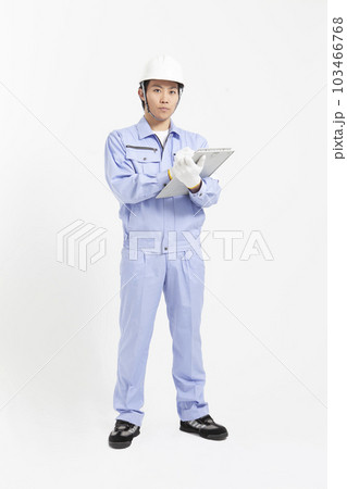 ヘルメットを被った男性作業員 ヘルメットを被った男性作業員 103466768