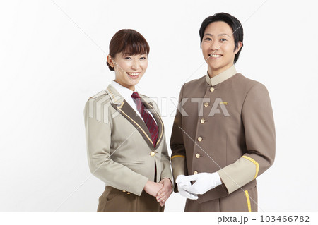 制服姿の男性と女性のポートレート 103466782