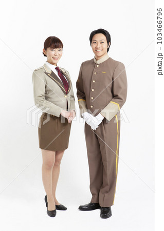 制服姿の男性と女性のポートレート 制服姿の男性と女性のポートレート 103466796