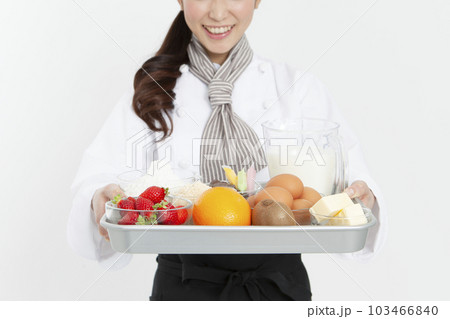 食材を持った制服姿の女性 103466840