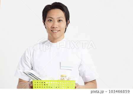 薬を持った男性薬剤師 薬を持った男性薬剤師 103466859