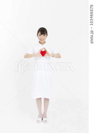 ハートのオブジェを持った女性看護師 103466876