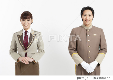 制服姿の男性と女性のポートレート 103466877