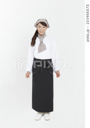 制服姿の女性のポートレート 103466878