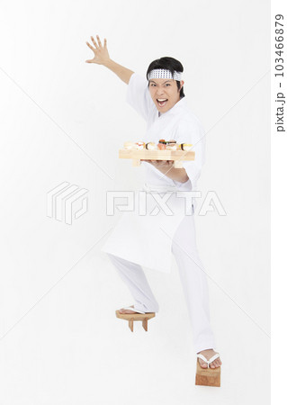 寿司を持つ板前 103466879