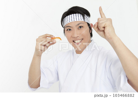 寿司を持つ板前 寿司を持つ板前 103466882