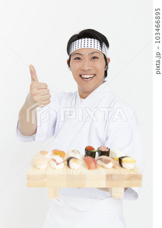 寿司を持つ板前 寿司を持つ板前 103466895