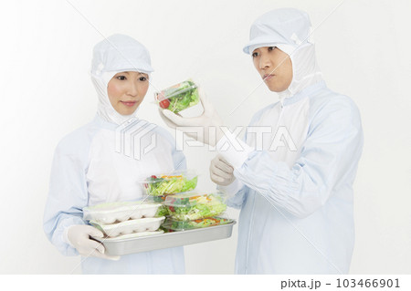 食品を持つ防護服姿の男女 103466901