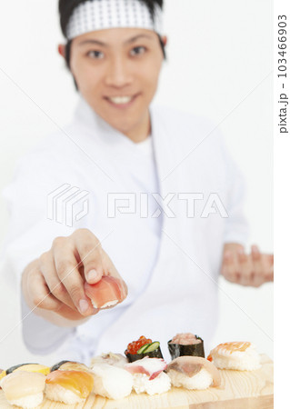 寿司を持つ板前 103466903