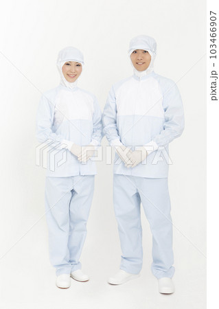防護服を着た男女 防護服を着た男女 103466907