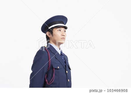 制服姿の男性警備員 制服姿の男性警備員 103466908