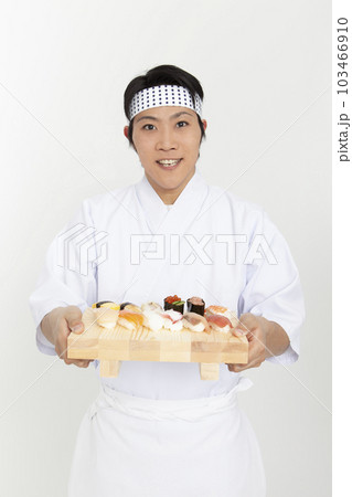 寿司を持つ板前 寿司を持つ板前 103466910