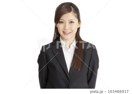 スーツを着た笑顔のビジネスウーマン 103466917
