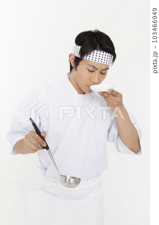 味見をする板前 103466949