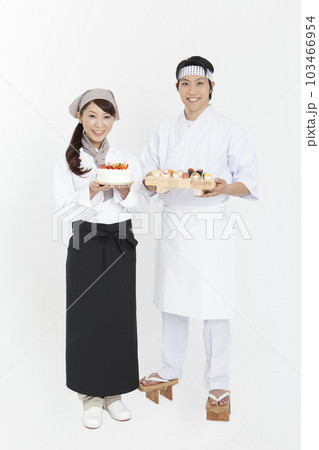 板前とパティシェの男女 103466954