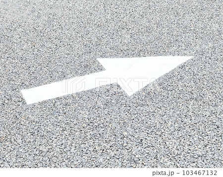 アスファルトの上の矢印_右上向き アスファルトの上の矢印_右上向き 103467132