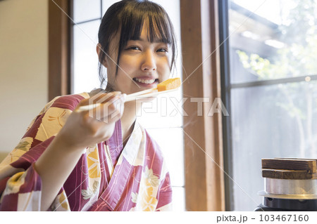 旅館の朝食を食べる若い女性 女子旅 旅館の朝食を食べる若い女性 女子旅 103467160