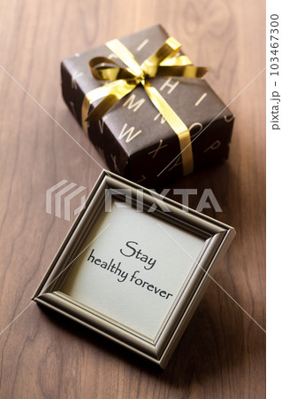 贈り物・シックなラッピングペーパーと金リボン~stay healthy forever 贈り物・シックなラッピングペーパーと金リボン~stay healthy forever 103467300