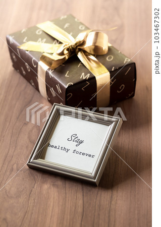 贈り物・シックなラッピングペーパーと金リボン~stay healthy forever 贈り物・シックなラッピングペーパーと金リボン~stay healthy forever 103467302