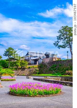 金沢城公園の河北門と花壇 103467597