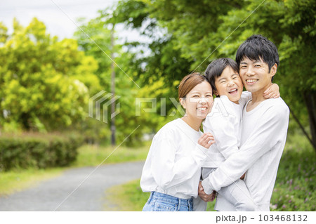 家族ポートレート、若い日本人のファミリー 家族ポートレート、若い日本人のファミリー 103468132