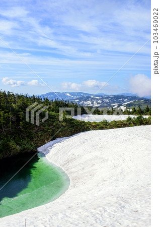 八幡平 春の絶景 めがね沼の雪融けと奥のドラゴンアイ  八幡平 春の絶景 めがね沼の雪融けと奥のドラゴンアイ  103469022