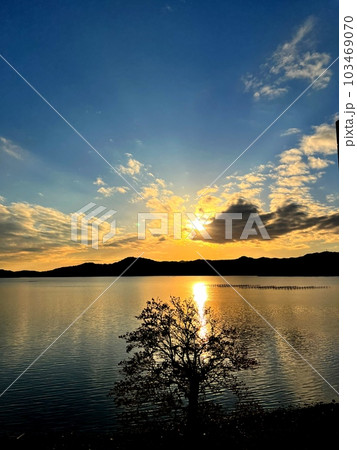 湖面に輝く夕日 103469070