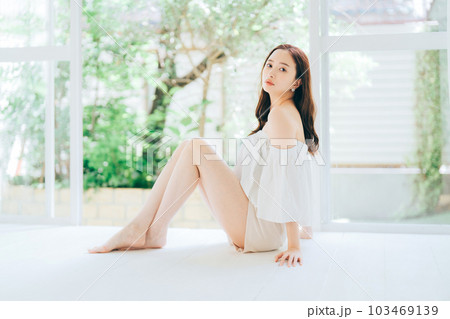 若い女性のスキンケア、ビューティー、脱毛、ダイエットイメージ 103469139